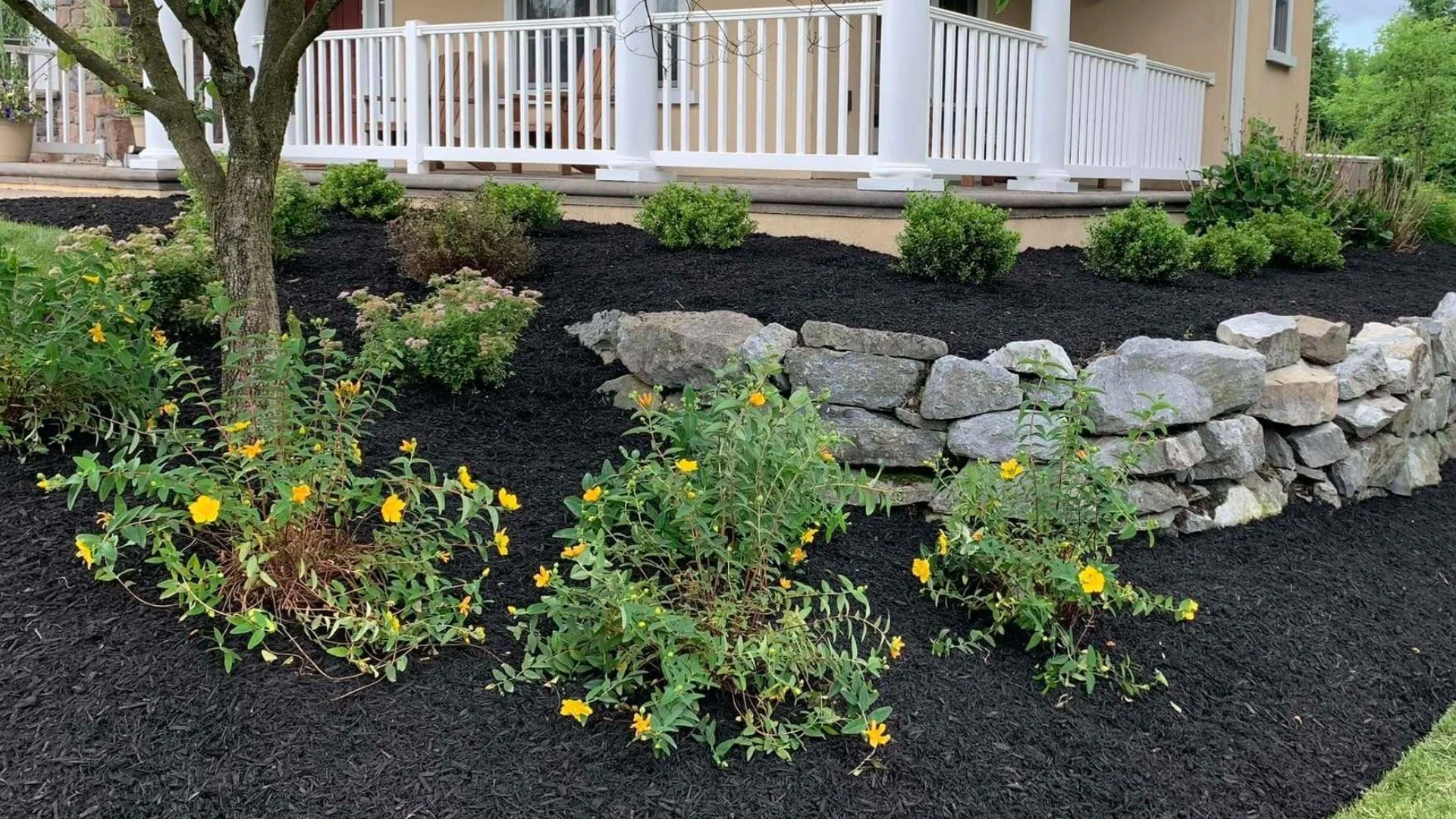 Good Landscaping Habits: Replenish Your Mulch Annually