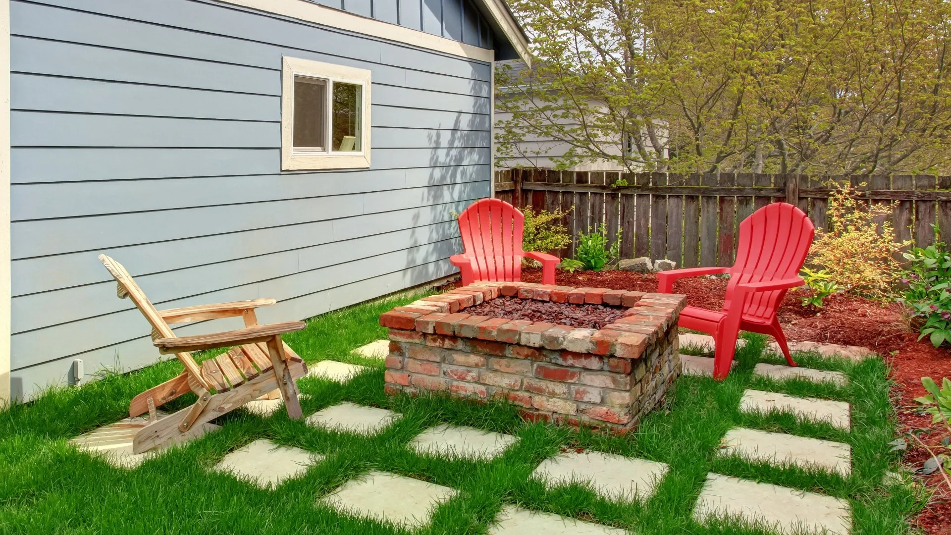 Fire Pits vs Outdoor Fireplaces - 3 Questions to Ask Yourself